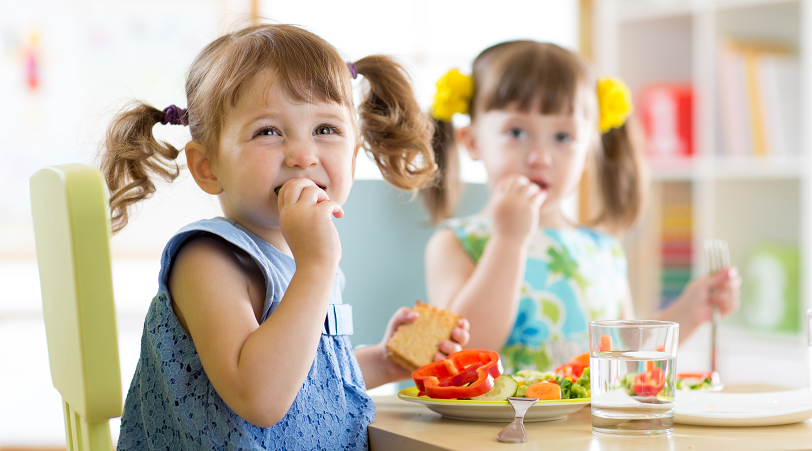Kinder essen ihren Znüni
