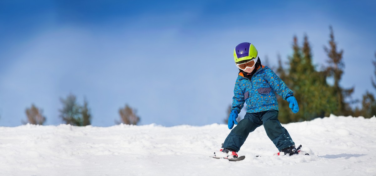 Kind auf Skis